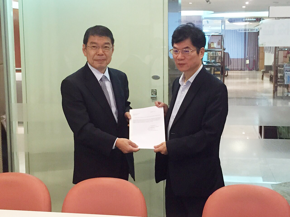 Liu CEO(右)より船本社長(左)へ報告書授受